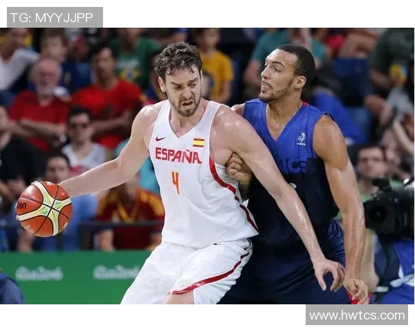 戈贝尔与足球明星同框合影展现体育巨星的友谊与魅力