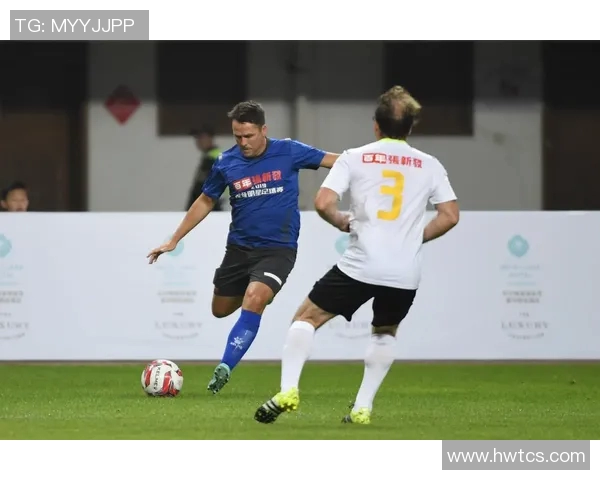 足球明星训练绕杆技巧视频揭秘提升球技的秘密训练方法